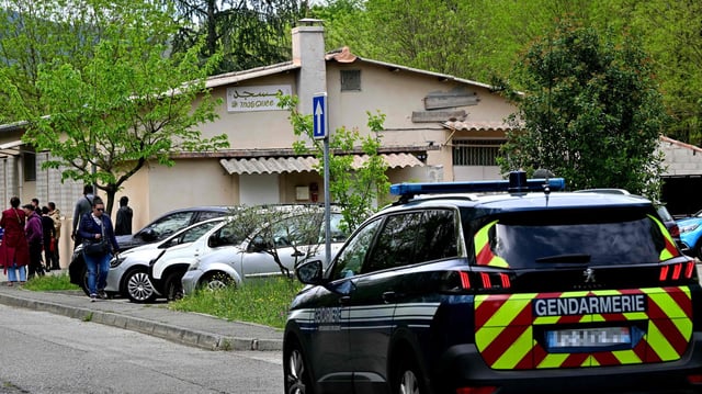 Französische Gendarmeriefahrzeuge patrouillieren vor der Khadija-Moschee in La Grand-Combe, Südfrankreich.