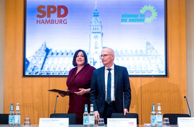 Katharina Fegebank (Grüne) und Peter Tschentscher (SPD) bei der Pressekonferenz zur Präsentation des neuen rot-grünen Koalitionsvertrags im Hamburger Rathaus