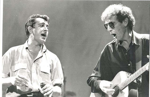 El Último de la Fila (Manolo García y Quimi Portet), en un concierto durante una gira en 1995.