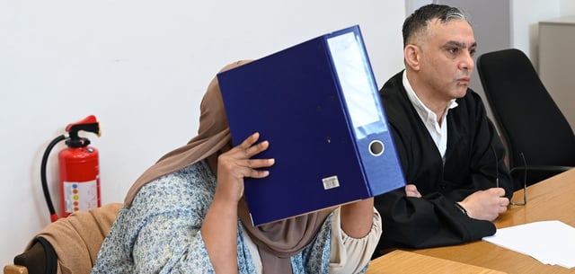 Die Verurteilte und ihr Anwalt zu Prozessbeginn in Hamburg