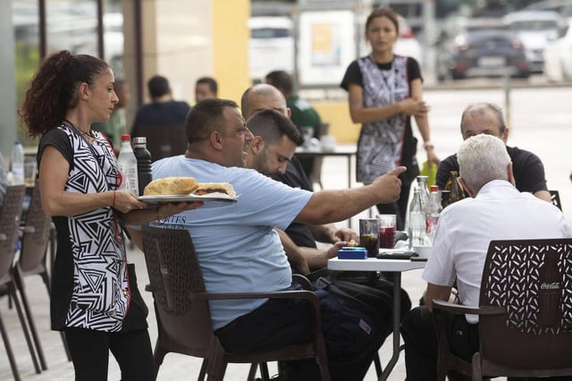 Camarera sirviendo almuerzos en una terraza de Valencia, en una imagen de archivo.