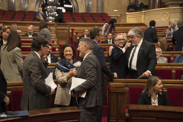 El president Salvador Illa conversa en el Parlament con los consellers Alícia Romero y Miquel Sàmper. Detrás, Josep Maria Jové (ERC) y Albert Batet (Junts).