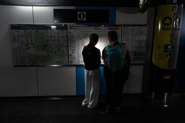 Usuarias de metro se ven afectadas por el apagón