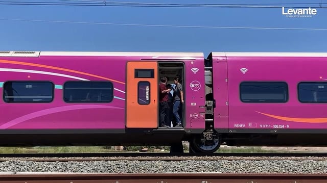 Usuarios de AVLO atrapados dentro del tren a causa del apagón