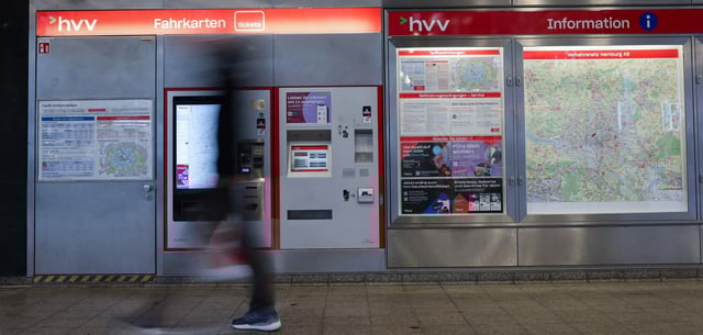 An die Automaten des HVV müssen immer weniger Fahrgäste – viele haben längst ein Deutschlandticket