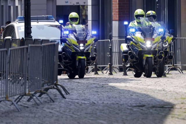 Ganz so hochoffiziell wie hier beim Aachener Karlspreis 2023 kam die „Geburt-Eskorte“ wohl nicht daher.