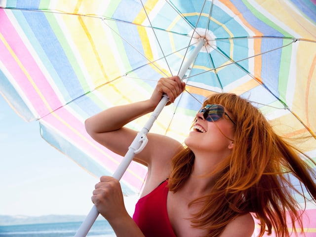 Die Sonne lacht und lockt uns ins Freie! Doch gerade im Frühling heißt es: Vorsicht vor Hautschäden!