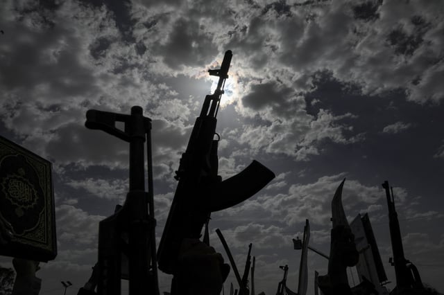 Protesters, predominantly supporters of the Houthi movement, hold up their weapons as they rally to demonstrate solidarity with Palestinians, vowing that U.S. airstrikes would not deter their support, in Sanaa, Yemen April 25, 2025. REUTERS/Khaled Abdullah