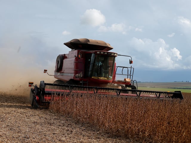 (230413) -- GOIAS, 13 abril, 2023 (Xinhua) -- Imagen del 12 de abril de 2023 de una máquina agrícola cosechando soja en la granja Bandeirinha, en Formosa, Goiás, Brasil. (Xinhua/Lucio Tavora) (jg) (ah) (vf)  cosecha de soja