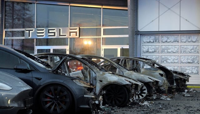 Brandanschlag auf Tesla-Fahrzeuge auf dem Parkplatz eines Autohändllers.