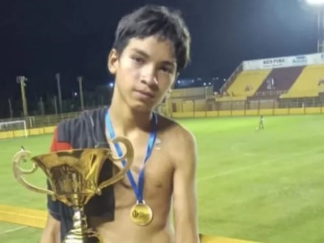 Juan Cruz Almirón (16) desapareció en el Río Paraná cuando quiso desenganchar una línea que se le atoró mientras pescaba.