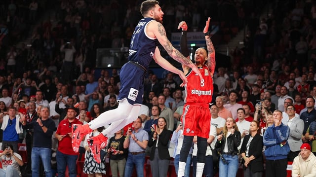 Der Wurf zum Siegtreffer durch Shabazz Napier (FC Bayern Basketball, 08) mit Ivan Tkachenko (Syntainics MBC, 05).