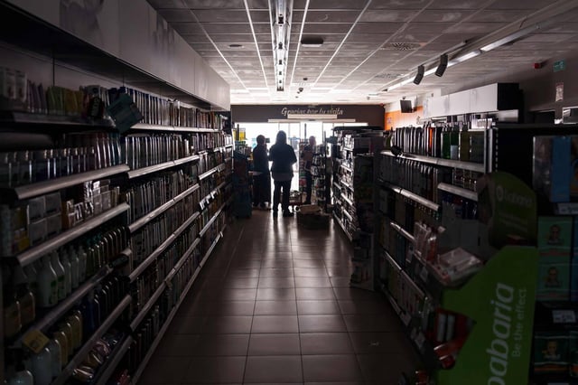 Des employés d'un supermarché de la ville espagnole de Burgos, ce lundi 28 avril 2025.