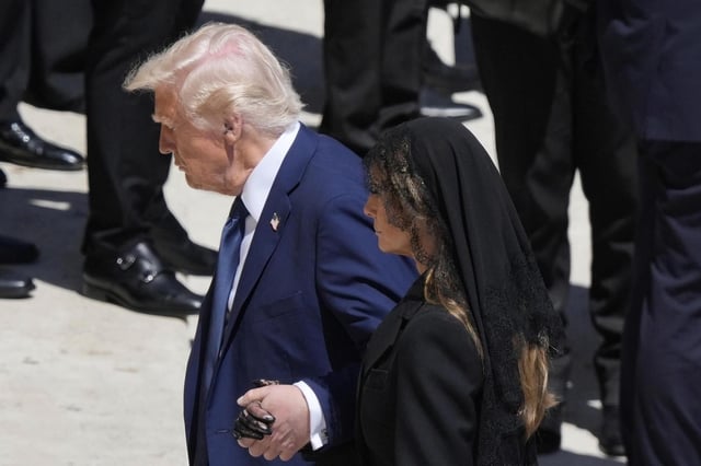 Donald Trump y su esposa Melania en el funeral del papa Francisco.