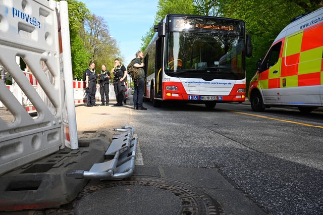 Durch den Aufprall wurde der Passant schwer verletzt.