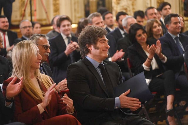 Javier Milei, el domingo, durante el acto de condecoración del economista español Jesús Huerta de Soto en la Casa Rosada.