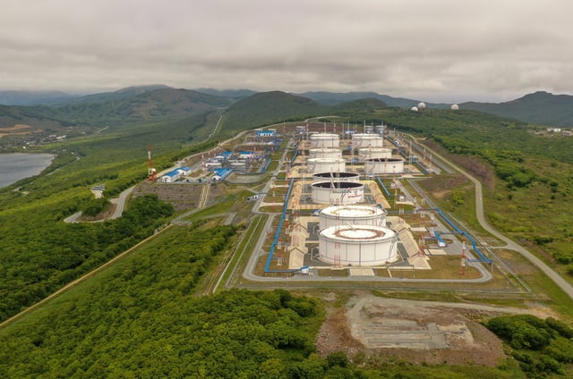 An aerial view shows oil tanks of Transneft oil pipeline operator at the crude oil terminal Kozmino on the shore of Nakhodka Bay near the port city of Nakhodka, Russia June 13, 2022. Picture taken with a drone. REUTERS/Tatiana Meel/File Photo