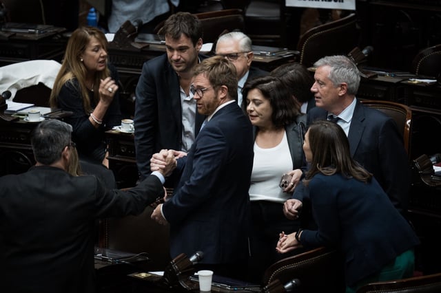 Germán Martínez y Sabrina Selva, de Unión por la Patria; Nicolás Massot y Emilio Monzó, de Encuentro Federal; Juan Manuel López, de la Coalición Cívica; y Carla Carrizo, de Democracia, en el recinto; son los bloques que impulsaron la interpelación de funcionarios de Milei