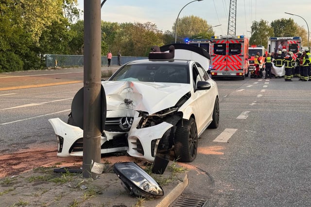 Der Mercedes prallte gegen den Ampelmast.