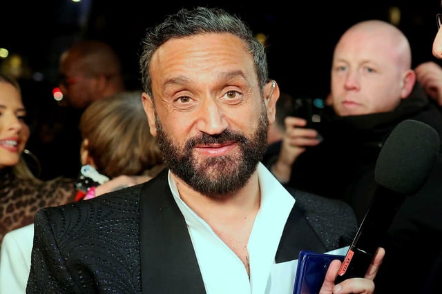 Cyril Hanouna à Neuilly-sur-Seine, devant le siège de M6, le 27 février 2025. 
