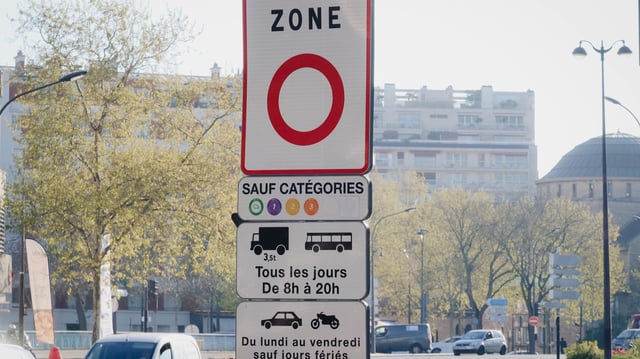 Zone à Faibles Emissions (ZFE) à l'entrée de paris.