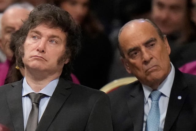 El presidente Javier Milei y su jefe de Gabinete, Guillermo Francos (AP Photo / Alessandra Tarantino)