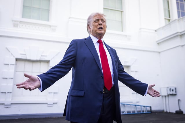 Fotografía del 23 de abril de 2025 del presidente de EE.UU., Donald Trump, hablando con medios de comunicación en Washington. EFE/ Jim Lo Scalzo