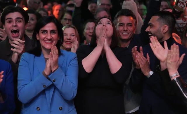 Große Freude bei den Grünen: Spitzenkandidatin Katharina Fegebank (Mitte) und die Landesvorsitzenden der Grünen Maryam Blumenthal und Leon Alam reagieren auf die erste Prognose der Wahlergebnisse nach der Hamburg-Wahl.
