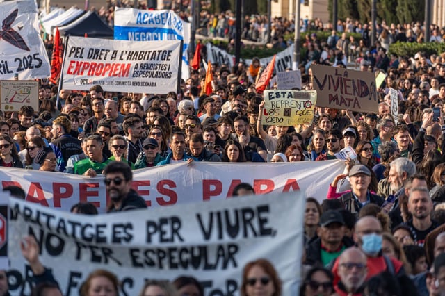 Miles de personas participan en la manifestación masiva contra el precio abusivo de los alquileres y la especulación immobiliaria.