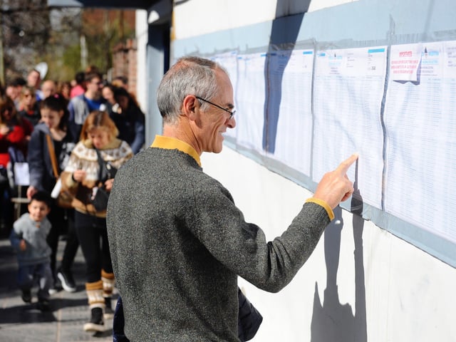 Elecciones Paso 13-08-2017  en el Instituto Williams Morris de Castelar Provincia Buenos Aires Argentina . FOTO PEDRO LAZARO FERNANDEZ buenos aires  elecciones parlamentarias paso 2017 elecciones primarias paso gente mirando padron padrones