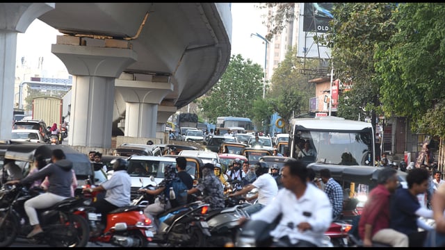 The sudden closure caused massive logjams, leaving commuters stranded for nearly four hours. (MAHENDRA KOLHE/ HT)