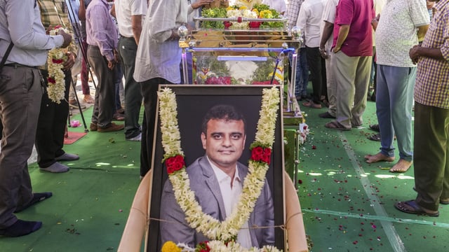 People pay their last respects to the mortal remains of Bharat Bhushan, who was killed in the Pahalgam terror attack.
