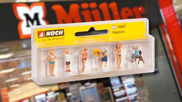 Das umstrittene Modellfiguren-Set „Voyeure“ zeigt leicht bekleidete Frauen und einen Mann mit Fernglas. (Fotomontage)