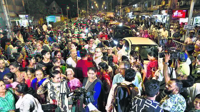 Mumbai, India. Apr 25, 2025: Residents of Prabhadevi demonstrated by blocking the Elphinstone Bridge in protest against the Mumbai Metropolitan Region Development Authority (MMRDA). The MMRDA plans to close the Elphinstone Railway Over Bridge to motorists starting on April 25, 2025, to construct the Worli-Sewree MTHL connector and redevelop the bridge in Mumbai, India. (Photo by Raju Shinde/HT Photo) (Hindustan Times)