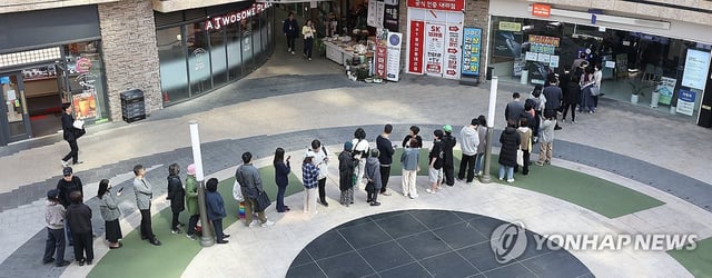 Customers wait in line at an outlet of SK Telecom Co., South Korea's leading mobile carrier, in Seoul on April 29, 2025, to have a free universal subscriber identity module (USIM) replaced on their smartphones following a network hacking incident involving the potential leak of subscriber information. (Yonhap)