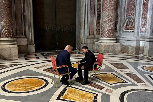 Tête-à-tête entre le président des États-Unis, Donald Trump, et son homologue ukrianien, Volodymyr Zelensky, lors de funérailles du pape François au Vatican, le 26 avril 2025.
