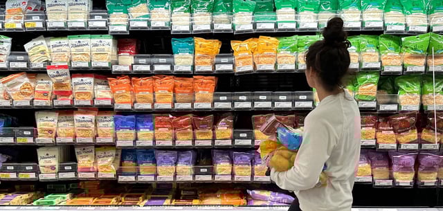Die Sparneigung sinkt, die Konsumlust steigt: Eine Frau im Supermarkt