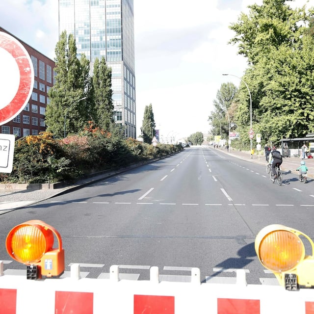 Die Elsenstraße in Treptow-Köpenick wird vor der Eröffnung des A100-Abschnitts saniert.