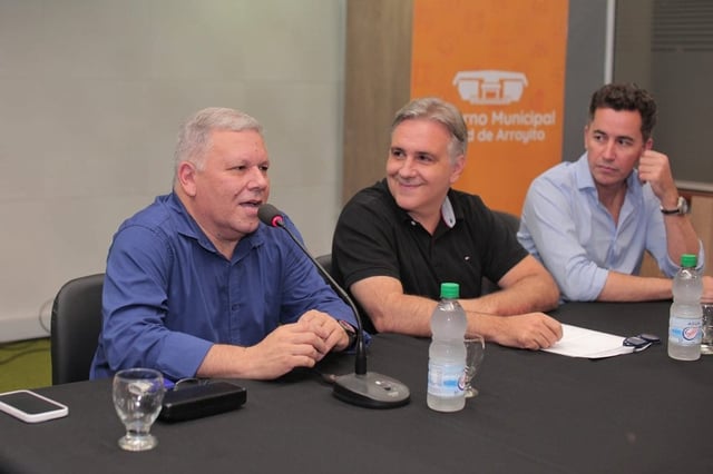 El intendente Gustavo Benedetti junto al gobernador Martín Llaryora y el ministro de Gobierno, Manuel Calvo. (La Voz)