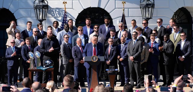 US-Präsident Donald Trump (M.) spricht, während er das NFL-Footballteam Philadelphia Eagles, auf dem South Lawn des Weißen Hauses begrüßt