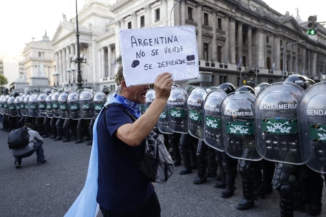 El informe de Amnistía Internacional tiene un apartado sobre el ajuste en las jubilaciones y las limitaciones en el derecho a la protesta