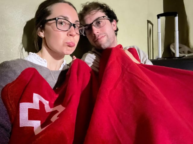 Karla y Javi, refugiados en un polideportivo de Cuenca.