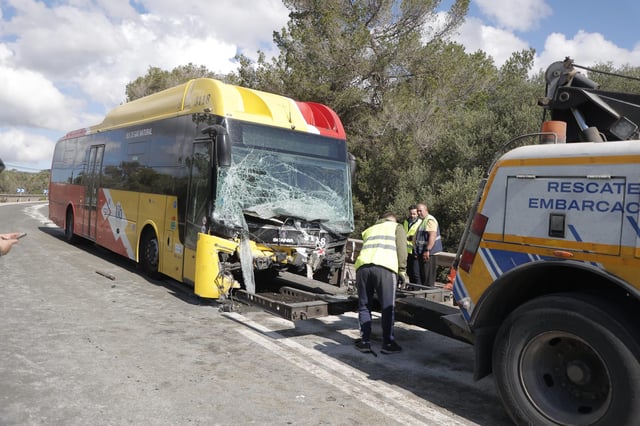 El autobús implicado en el accidente, siendo retirado por los operarios de una grúa especial.