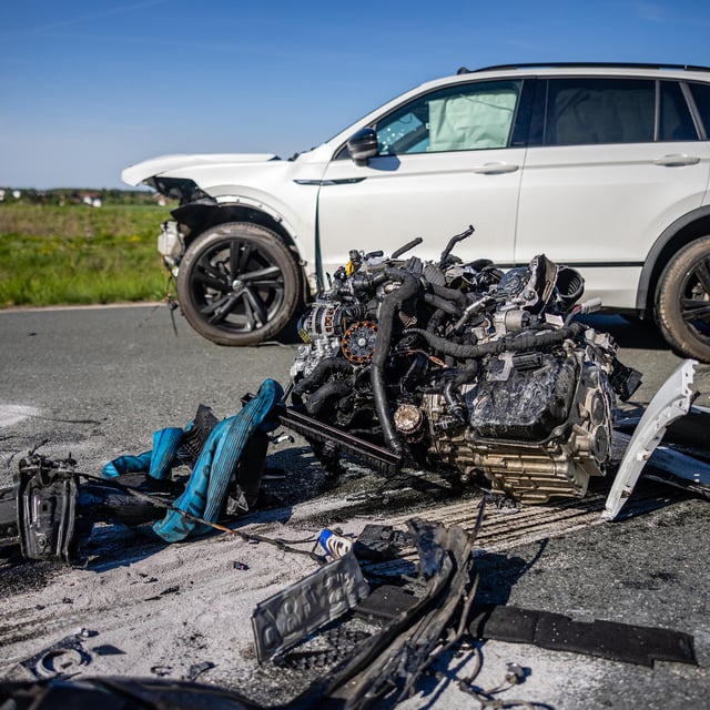 Fürth: Auto kracht auf der B8 in Lkw - Motorblock aus Wagen gerissen