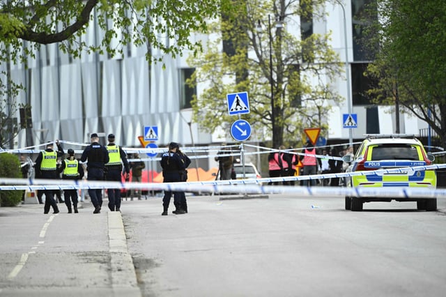 Agentes de policía acordonan la escena después de que varias personas murieran en un tiroteo en la plaza Vaksala, en el centro de Uppsala, Suecia, el 29 de abril de 2025