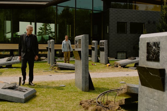 Crinière plaquée en arrière et regard bleu piscine perdu dans l’au-delà, Vincent Cassel devient double du cinéaste.