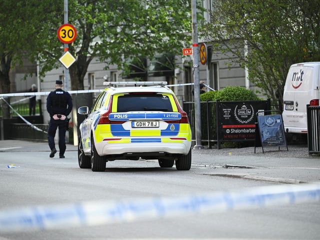 UPPSALA (Sweden), 29/04/2025.- Police at the scene after a suspected shooting at Vaksala Square in Uppsala, Sweden, 29 April 2025. According to police, several people were found with injuries that indicate gunshot wounds. (Suecia) EFE/EPA/FREDRIK SANDBERG SWEDEN OUT