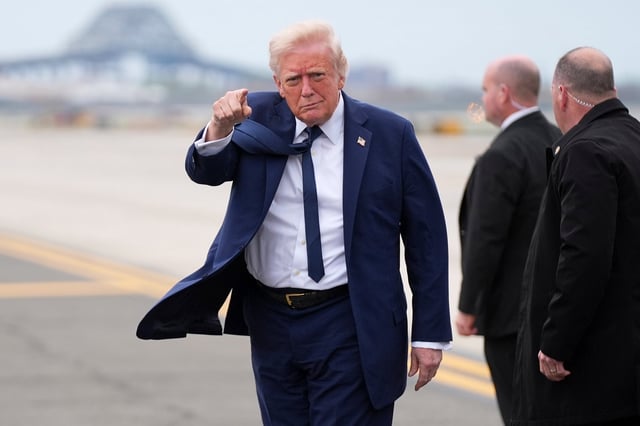 El presidente estadounidense Donald Trump apunta a su llegada al Aeropuerto Internacional Newark Liberty en Newark, Nueva Jersey, el sábado 26 de abril de 2025, después de haber acudido al funeral del papa Francisco, en el Vaticano. (AP Foto/Evan Vucci)
