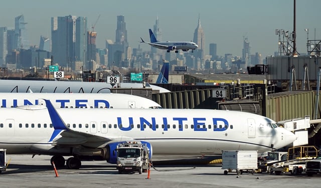 United Airlines planes land and prepare to take off at Newark Liberty International Airport in Newark, New Jersey, , U.S., January 27, 2025. REUTERS/Fabrizio Bensch