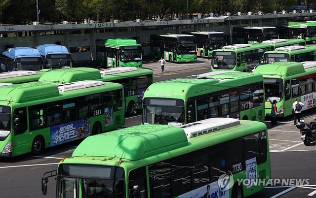 Buses are parked at a bus garage in Seoul on April 29, 2025, amid ongoing wage negotiations between unionized bus drivers in the capital and their management. (Yonhap)